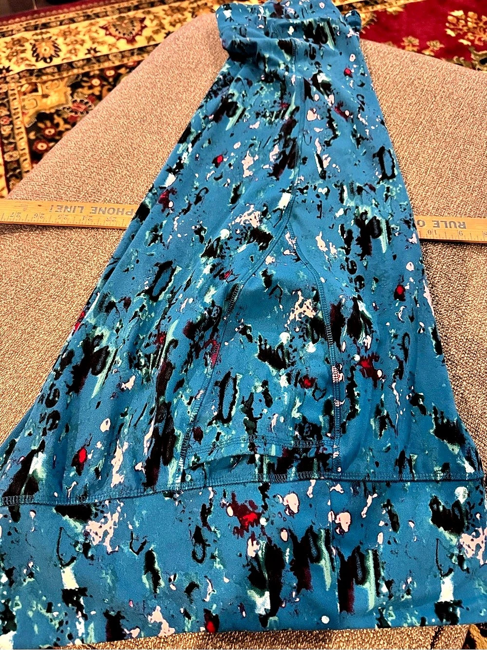 LIVI Soft Capri Leggings Size 18/20 Blue abstract pattern.